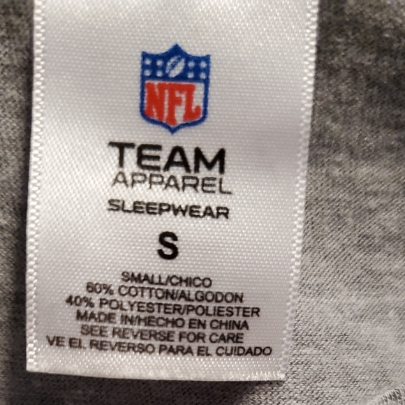 Chicago Bears Santa Hat Christmas T-Shirt - Picture 3 of 5